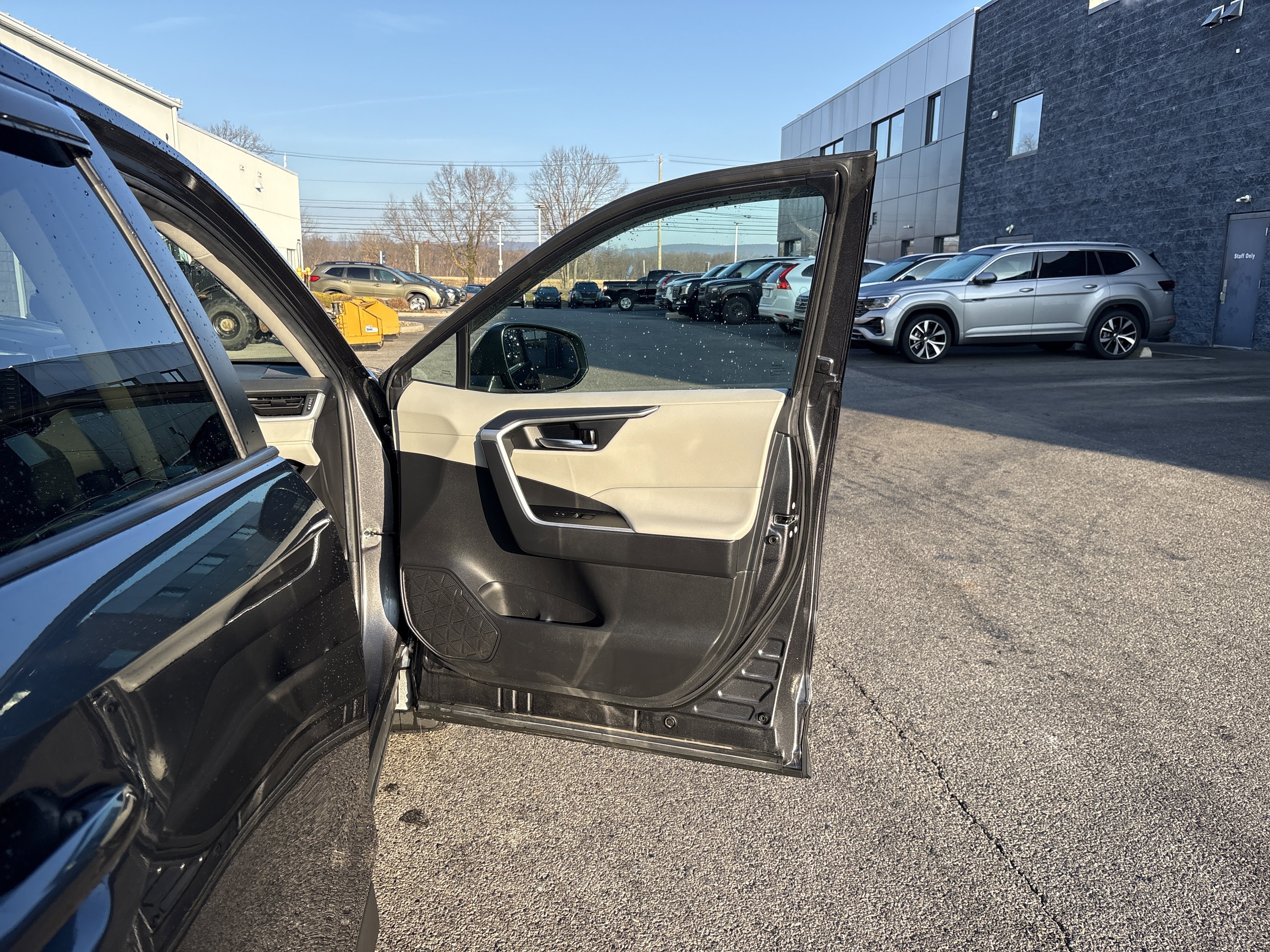 Used 2021 Toyota RAV4 XLE w/ Carpet Mat Package (TMS) image 8