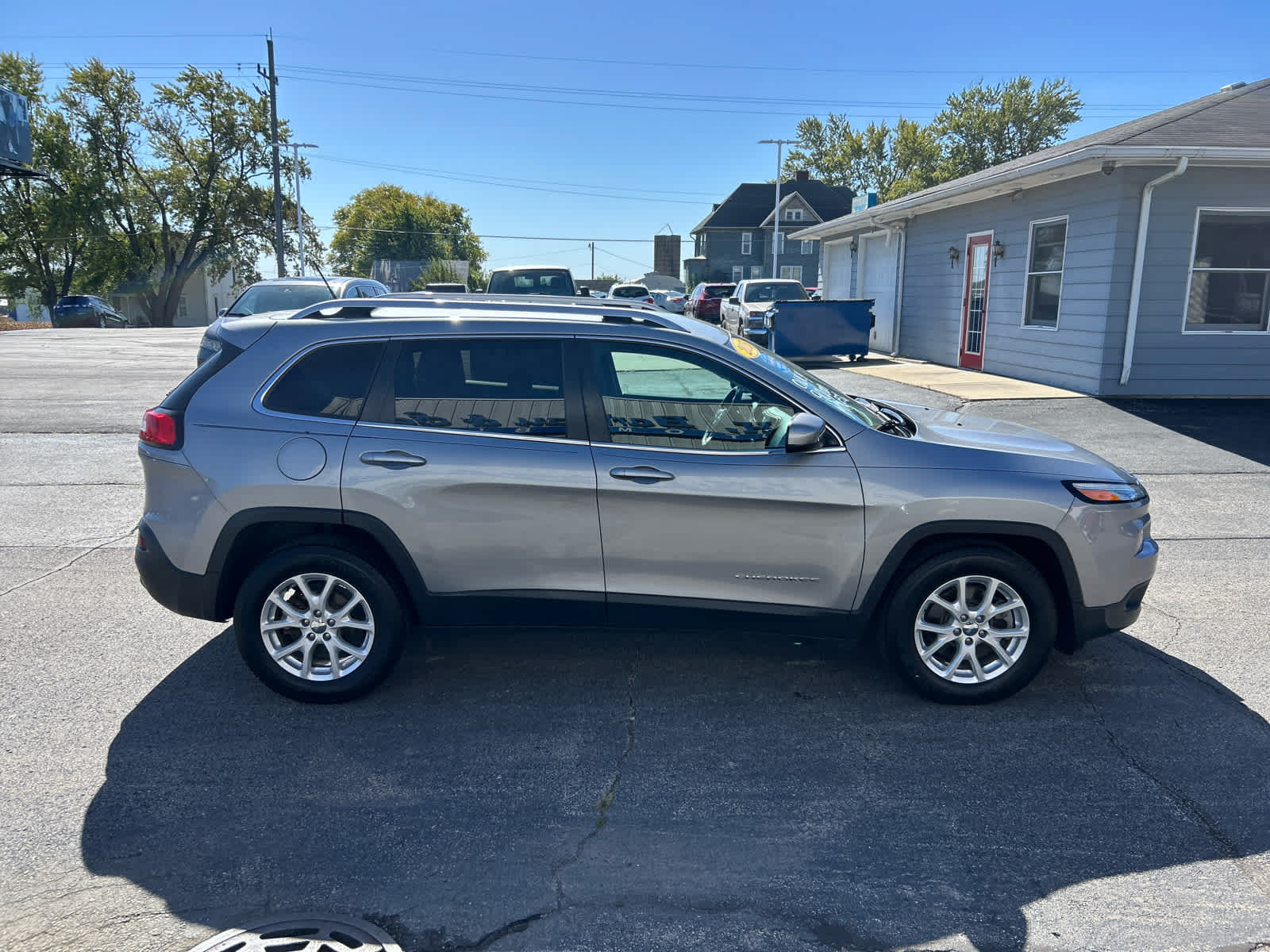Used 2015 Jeep Cherokee Latitude w/ Cold Weather Group FWD image 2