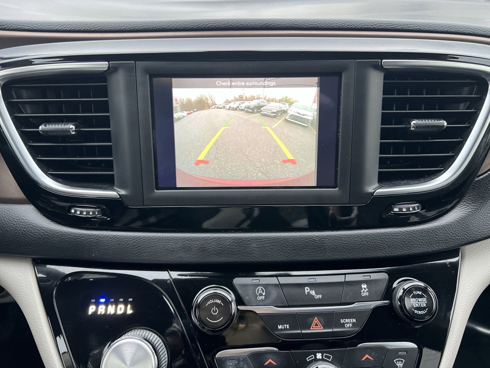 Used 2019 Chrysler Pacifica Touring-L image 19