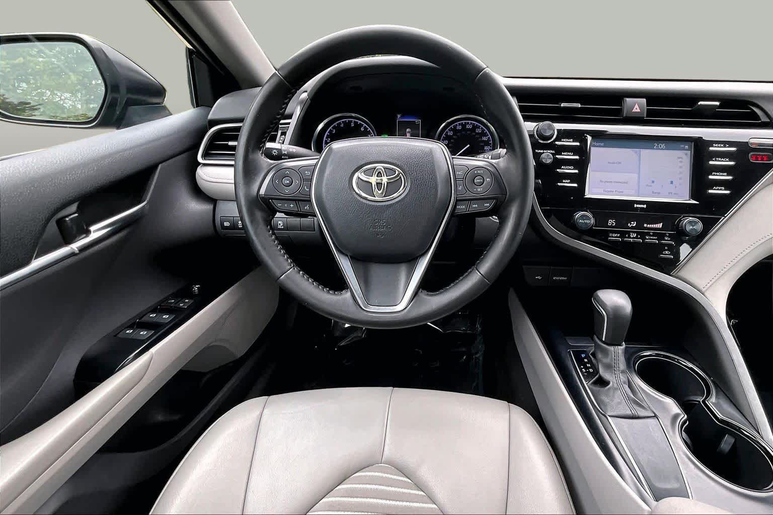 Used 2020 Toyota Camry SE w/ Convenience Package FWD image 6