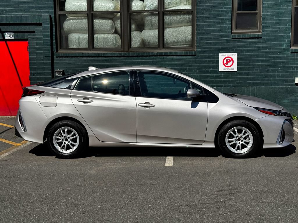 Used 2017 Toyota Prius Prime Premium w/ Preferred Accessory Package FWD image 8