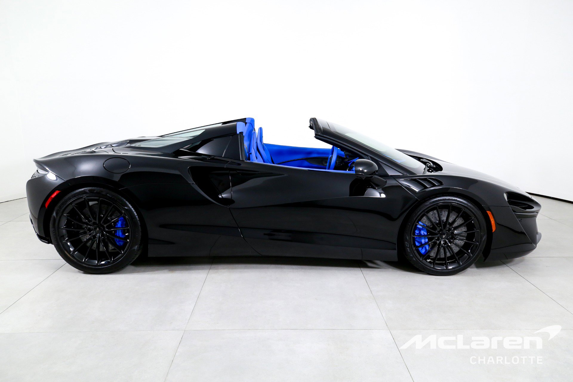 Used 2025 McLaren Artura Spider image 11