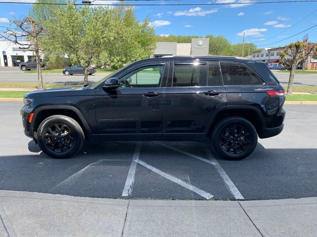 Used 2024 Jeep Grand Cherokee Altitude AWD/4WD image 6