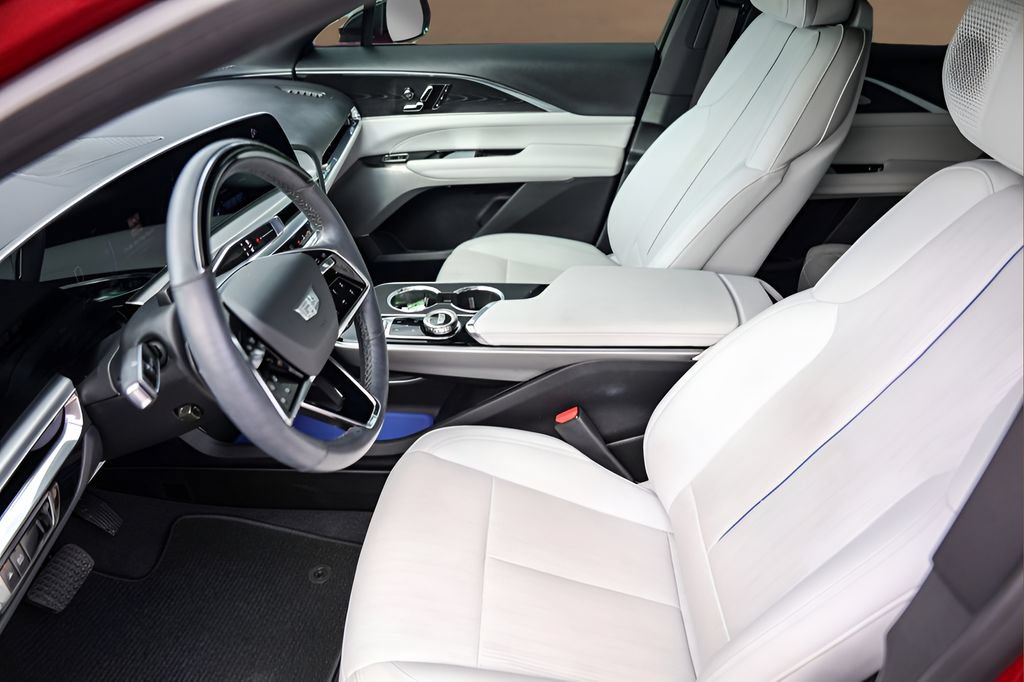 Certified 2024 Cadillac Lyriq Luxury RWD image 8