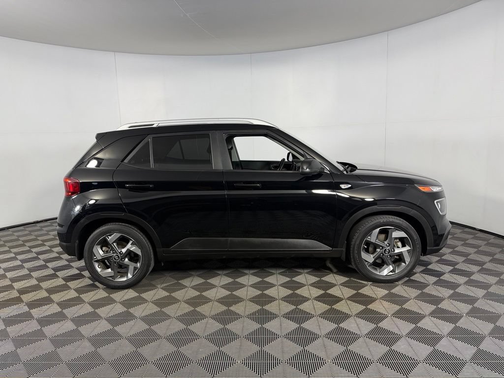 Used 2022 Hyundai Venue SEL FWD image 7