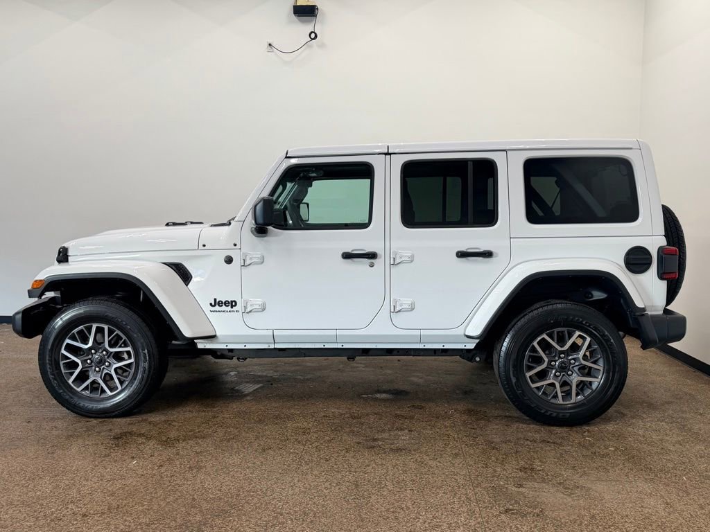 Used 2025 Jeep Wrangler Sahara AWD/4WD image 2