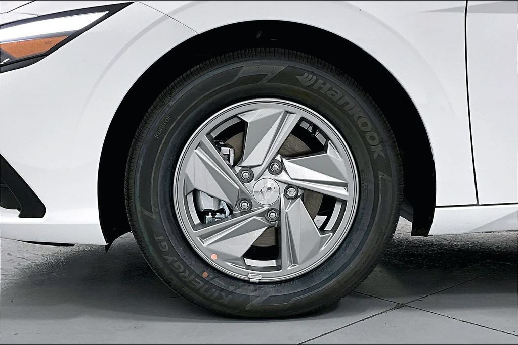 Used 2026 Hyundai Elantra SE FWD image 29