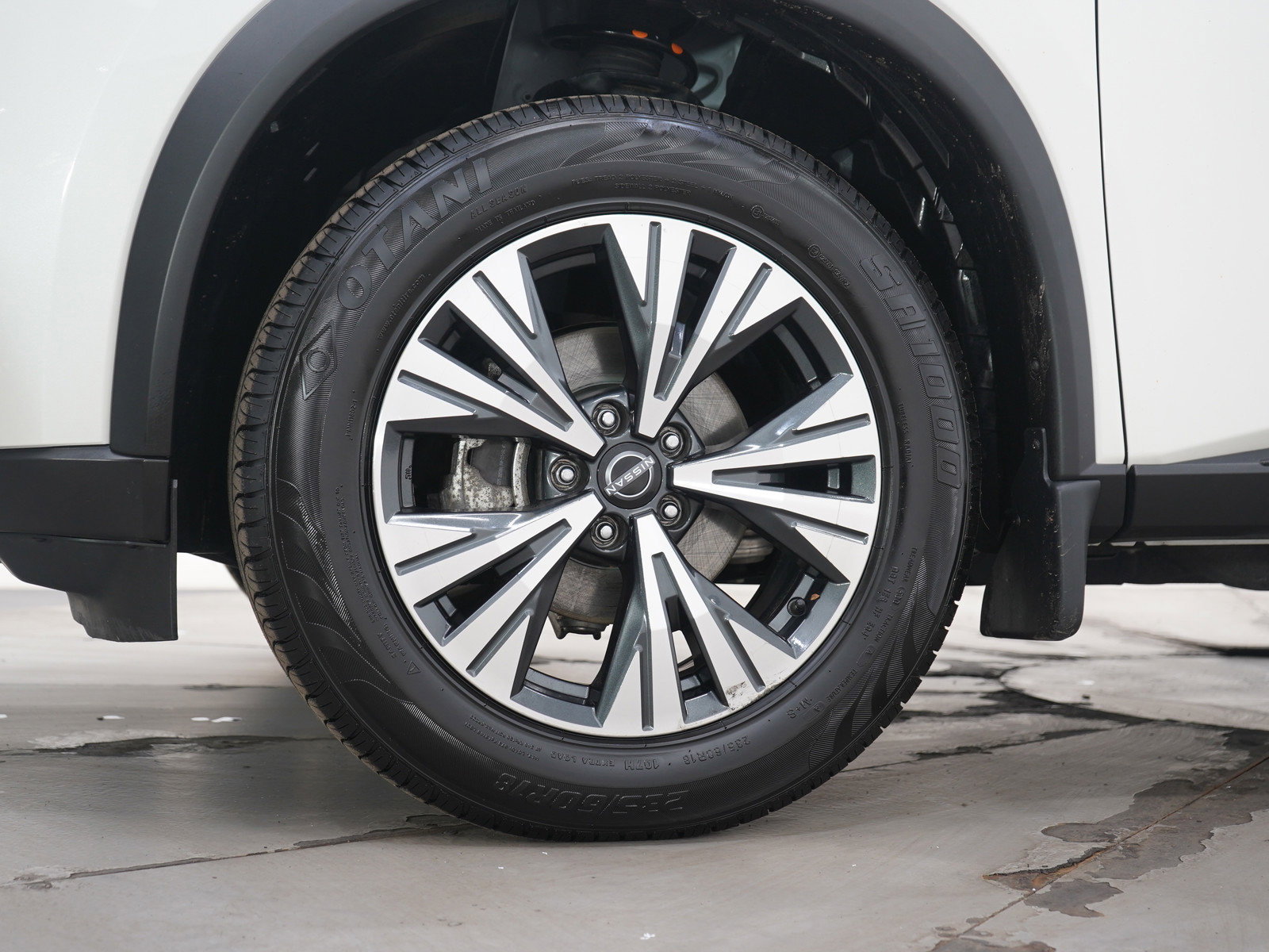 Used 2023 Nissan Rogue SV image 29