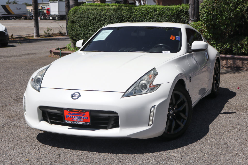 Used 2017 Nissan 370Z Coupe RWD image 4