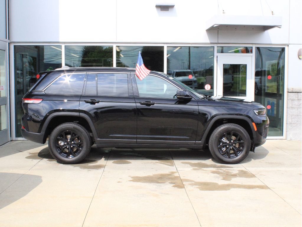 Used 2026 Jeep Grand Cherokee Altitude AWD/4WD image 4