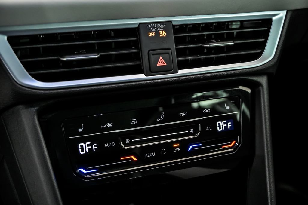 Used 2025 Volkswagen Taos SE w/ Panoramic Sunroof Package AWD/4WD image 22