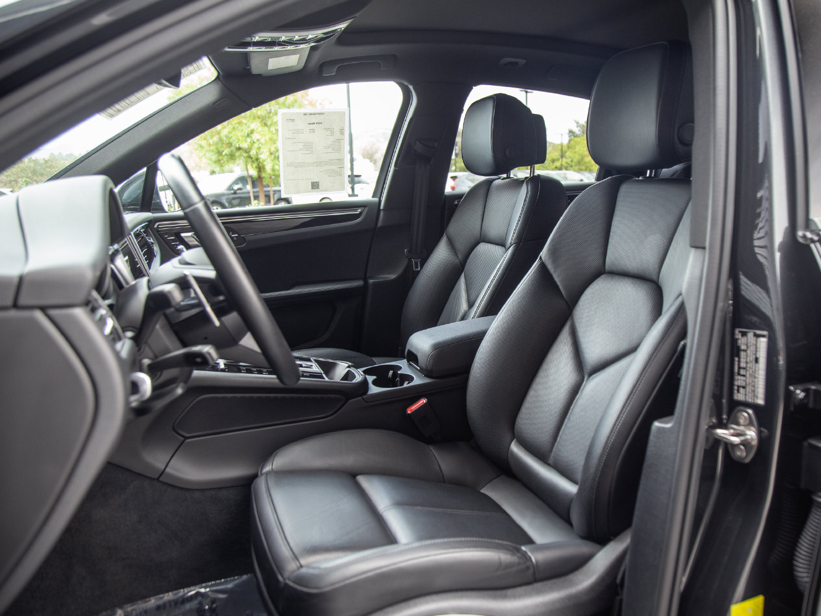 Certified 2024 Porsche Macan AWD/4WD image 5
