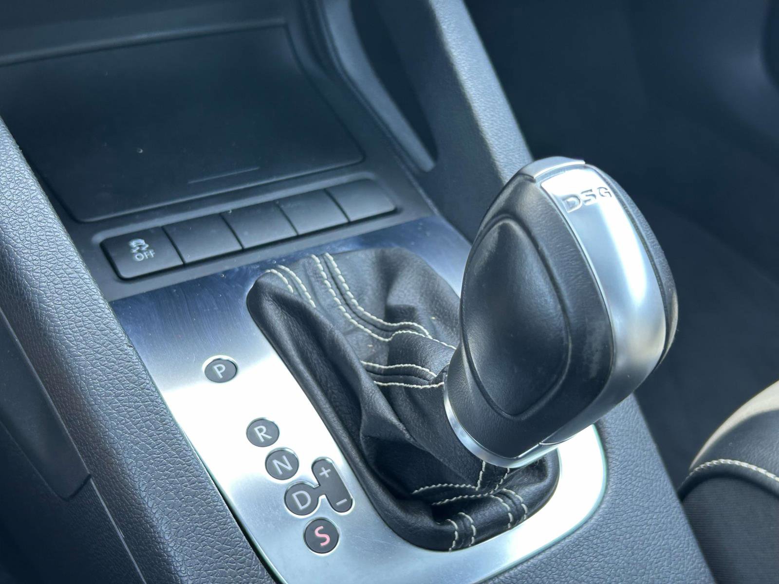 Used 2015 Volkswagen Eos Executive FWD image 26