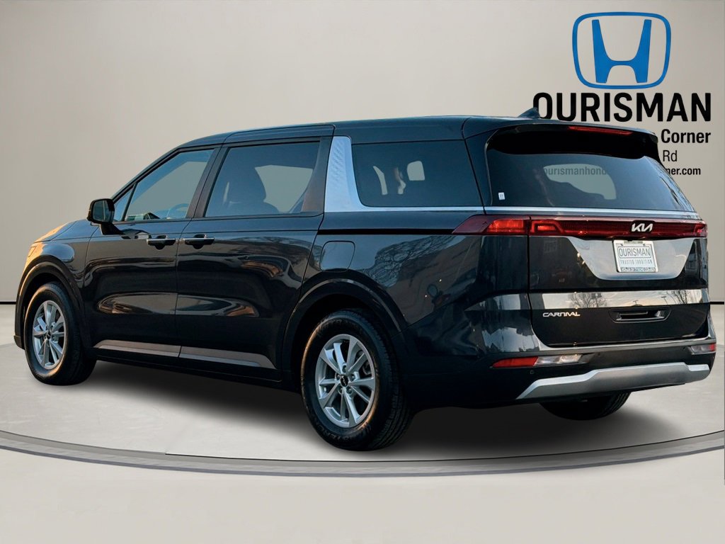 Used 2023 Kia Carnival LX image 4
