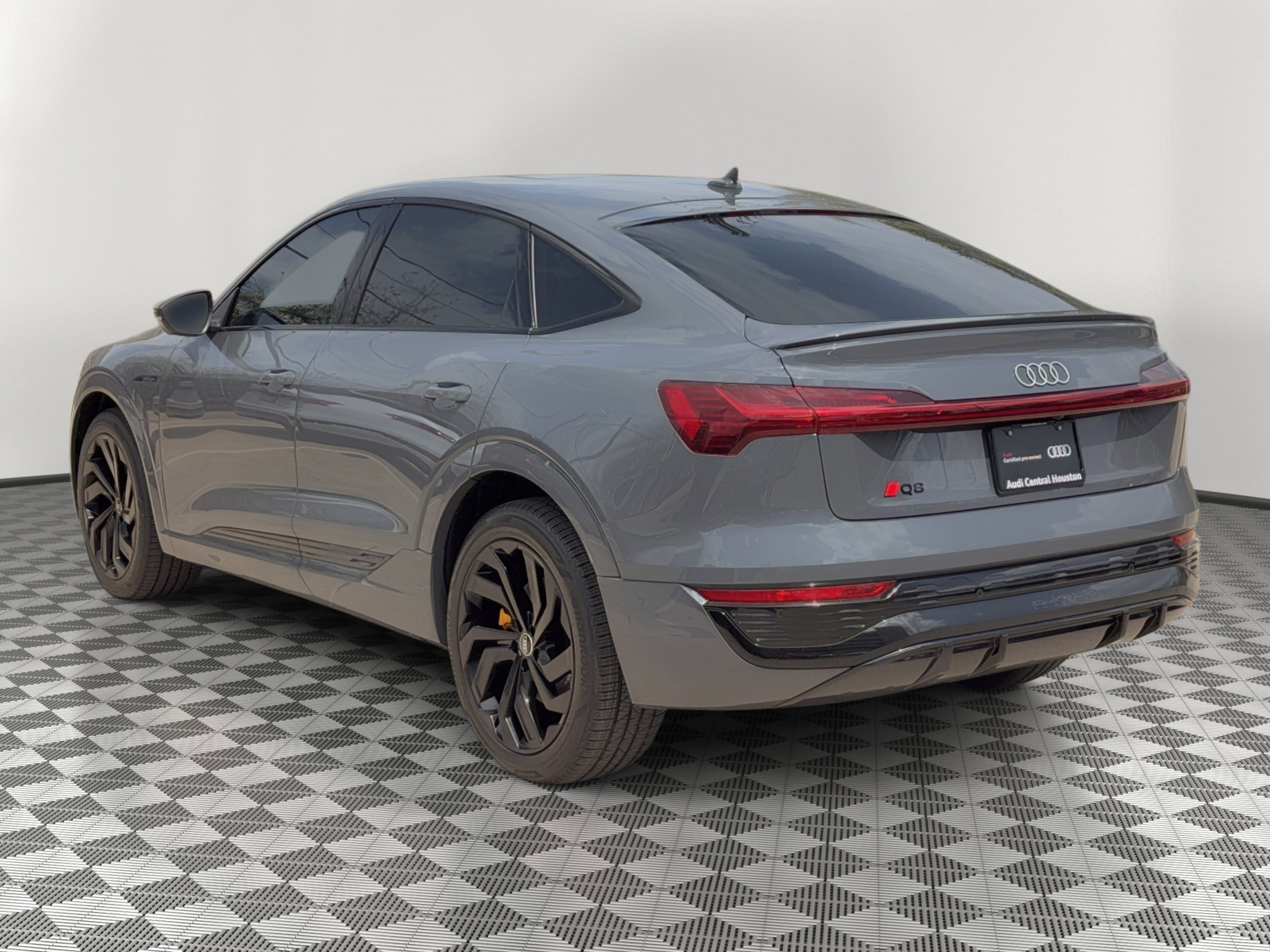 Used 2024 Audi Q8 e-tron Premium Plus w/ Premium Plus Package image 3