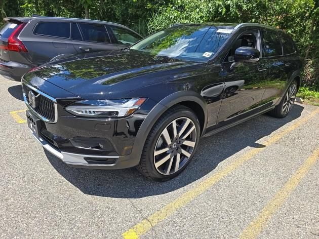Used 2025 Volvo V90 B6 Cross Country Ultra AWD/4WD image 2