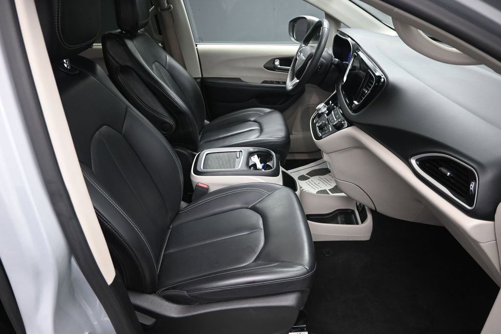 Used 2023 Chrysler Pacifica Touring-L FWD image 37