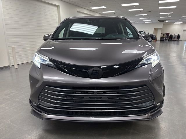Used 2022 Toyota Sienna Platinum AWD/4WD image 2