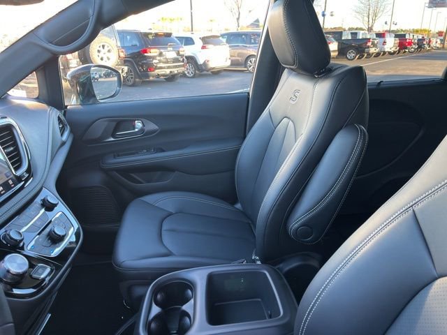 Used 2026 Chrysler Pacifica Select w/ S Appearance Package FWD image 10