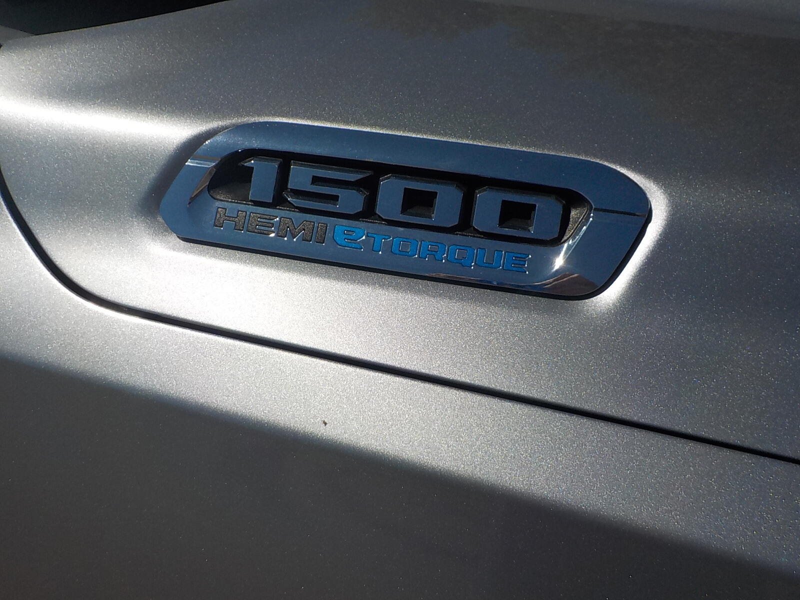 Used 2024 RAM 1500 Laramie AWD/4WD image 9