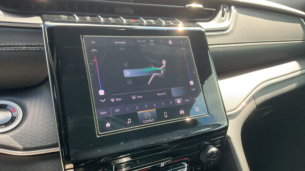 Used 2025 Jeep Grand Cherokee Laredo X RWD image 10