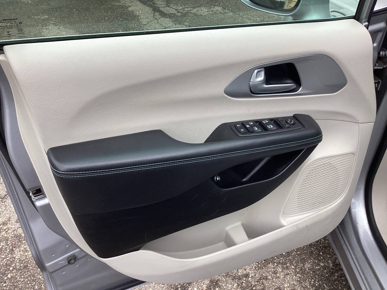 Used 2018 Chrysler Pacifica Touring Plus FWD image 22