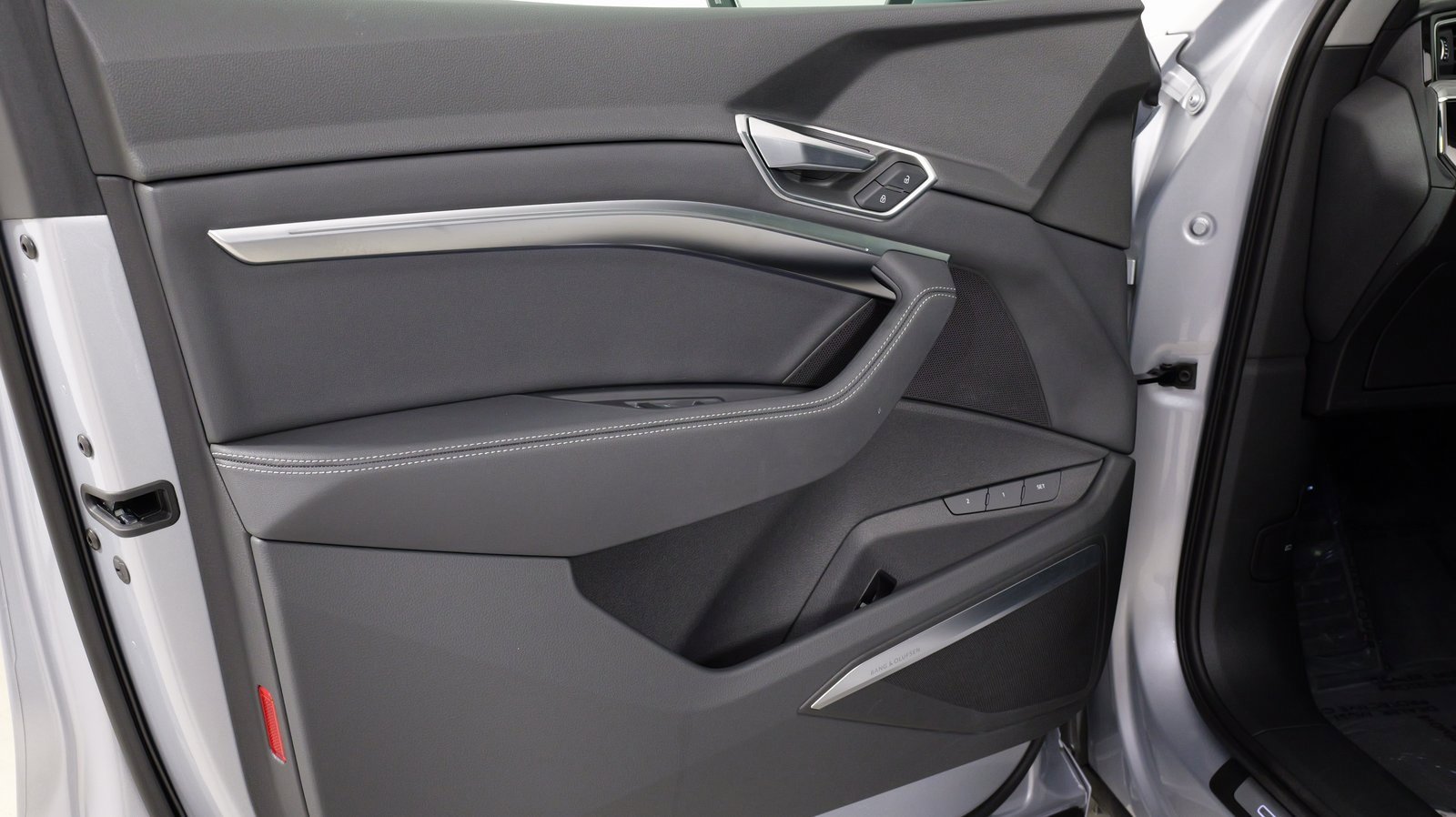 Used 2022 Audi e-tron Premium Plus w/ Premium Plus Package image 38