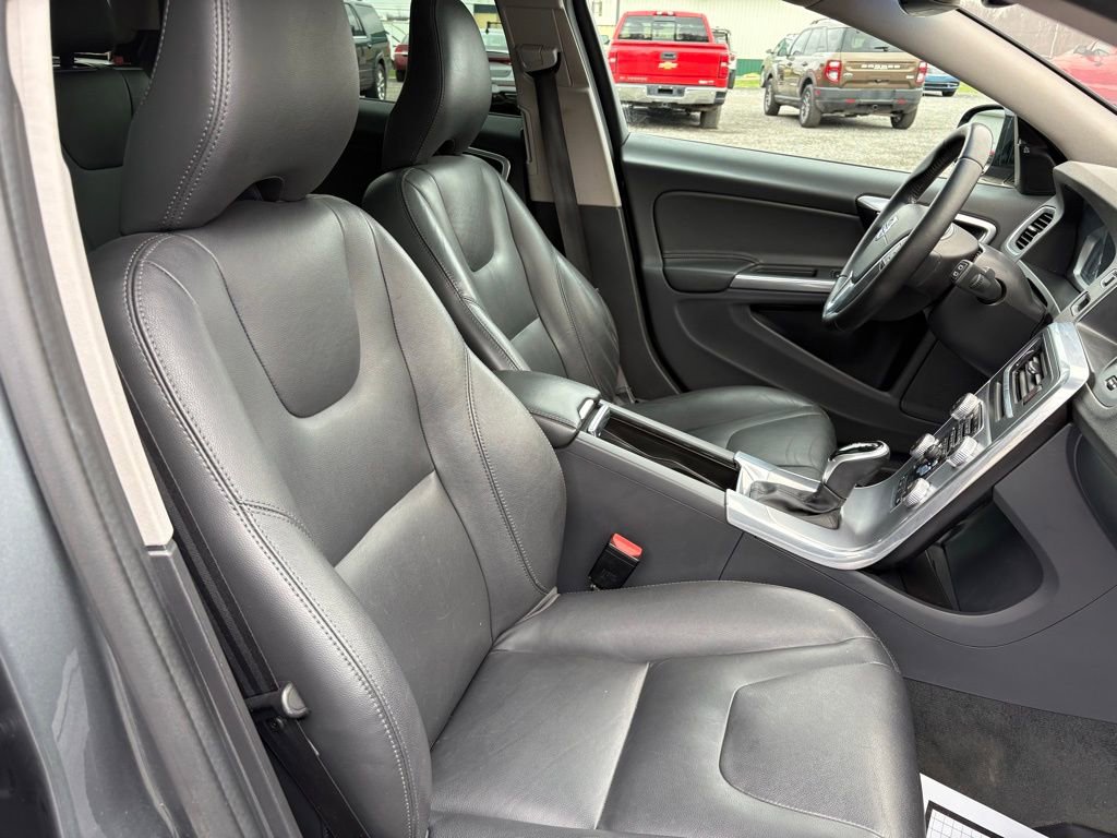 Used 2017 Volvo V60 T5 Cross Country w/ Convenience Package image 16