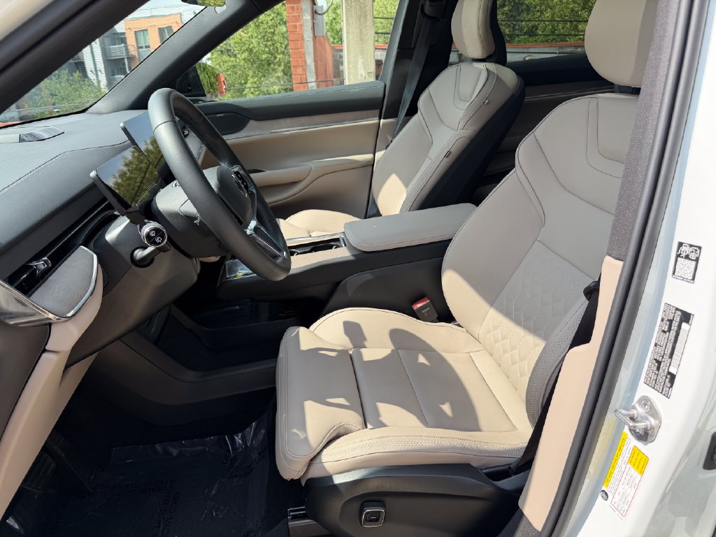 Certified 2025 Volvo EX90 Plus AWD/4WD image 12