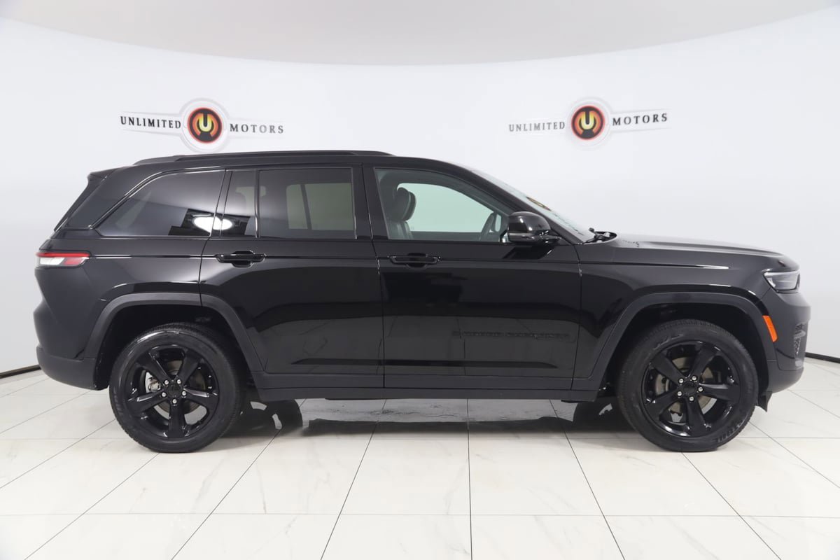 Used 2024 Jeep Grand Cherokee Altitude AWD/4WD image 2