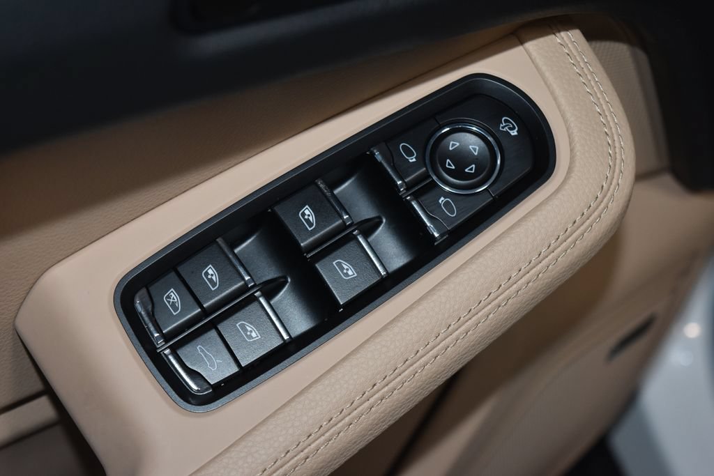Certified 2025 Porsche Macan AWD/4WD image 8
