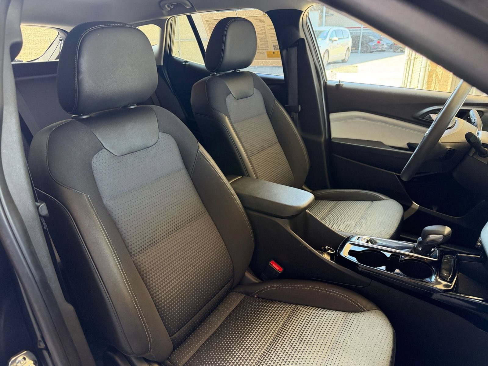 Used 2025 Chevrolet Trax LT FWD image 35