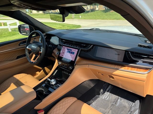 Used 2025 Jeep Grand Cherokee Summit AWD/4WD image 14