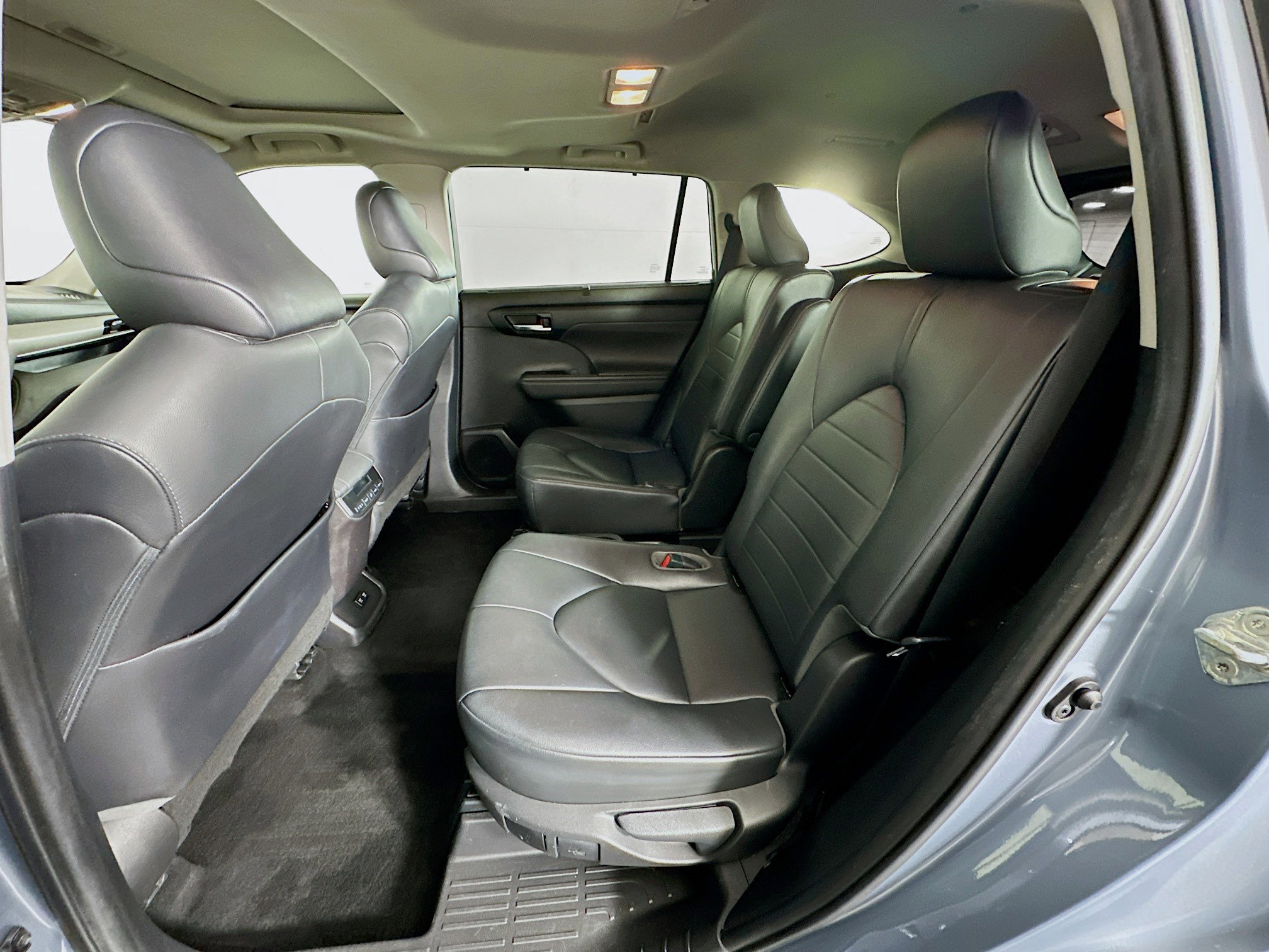 Used 2020 Toyota Highlander XLE FWD image 28