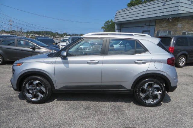 Used 2026 Hyundai Venue SEL FWD image 2