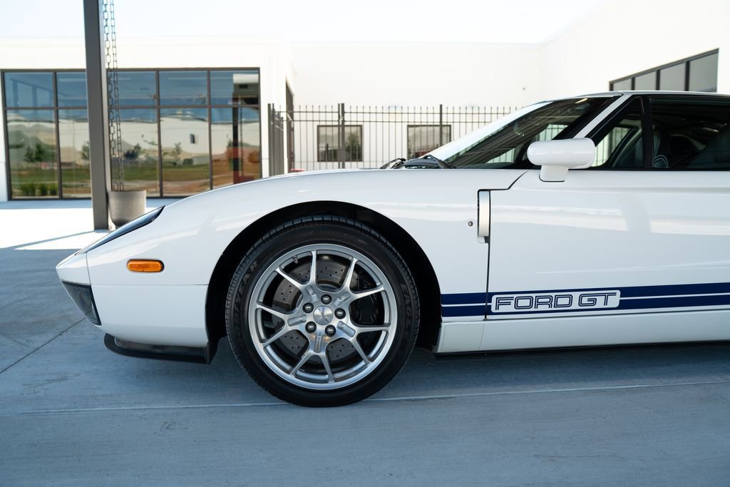 Used 2006 Ford GT RWD image 9