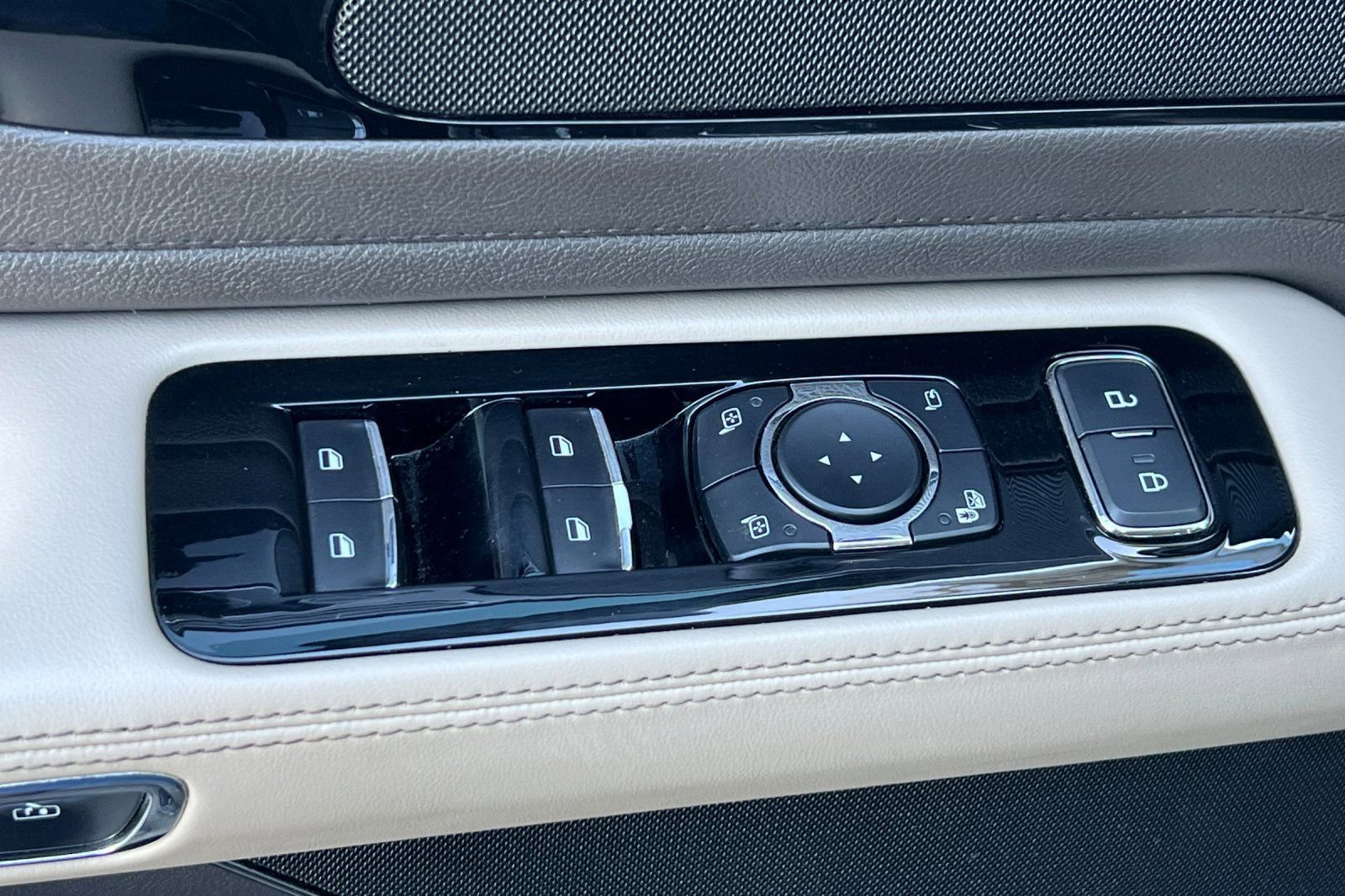 Used 2020 Lincoln Aviator Reserve w/ Equipment Group 201A RWD image 15