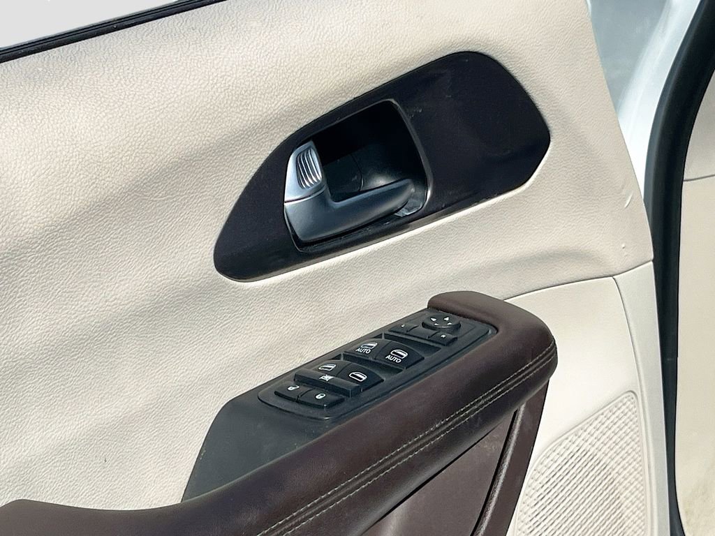 Used 2017 Chrysler Pacifica Touring-L image 17