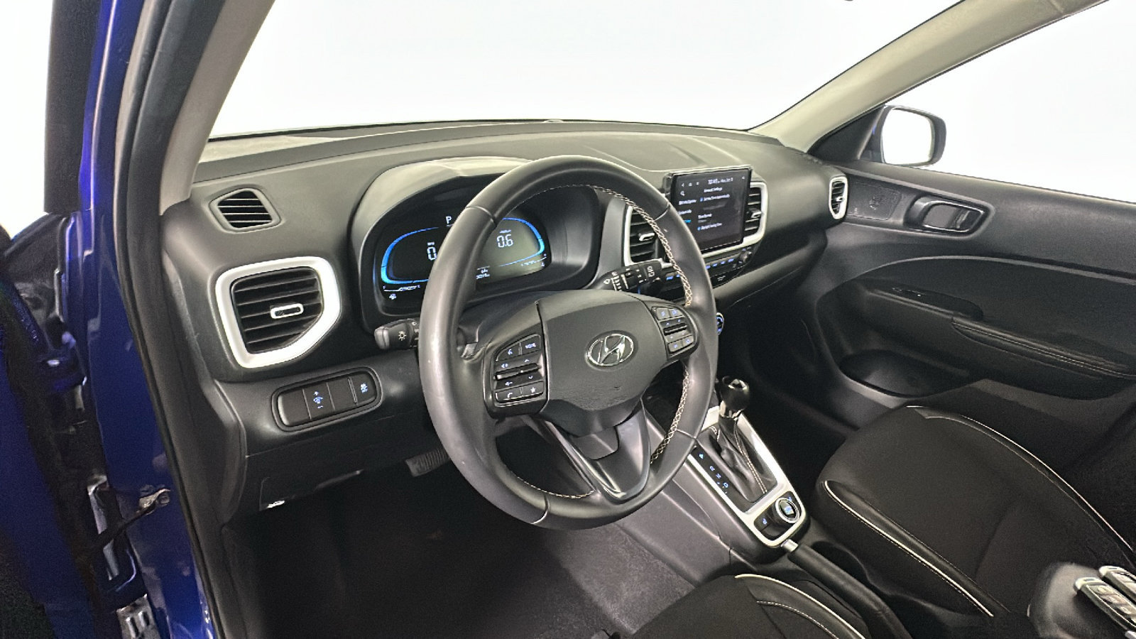 Certified 2023 Hyundai Venue Limited FWD image 18