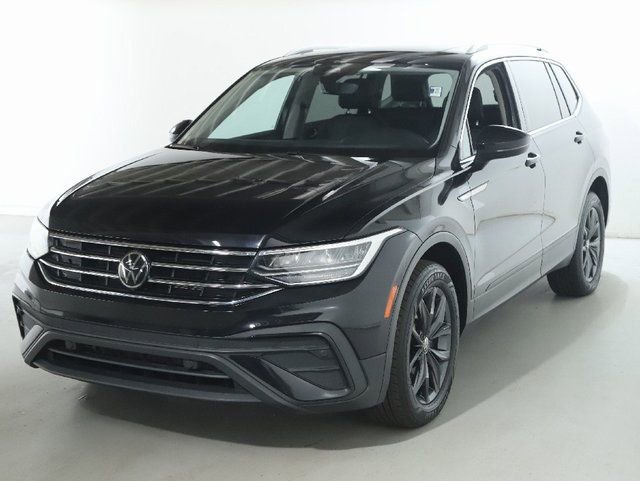 Used 2022 Volkswagen Tiguan SE w/ Panoramic Sunroof Package image 1