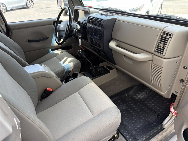 Used 2005 Jeep Wrangler Unlimited Rubicon w/ Sahara Edition Group AWD/4WD image 18
