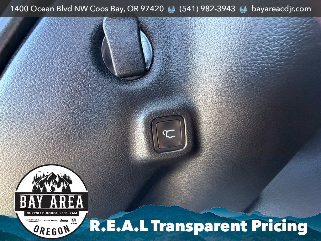 Used 2025 Jeep Compass Latitude w/ Convenience Group AWD/4WD image 28