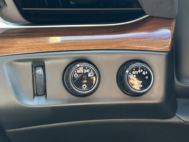 Used 2019 Cadillac Escalade Luxury w/ Escalade Sport Edition AWD/4WD image 29