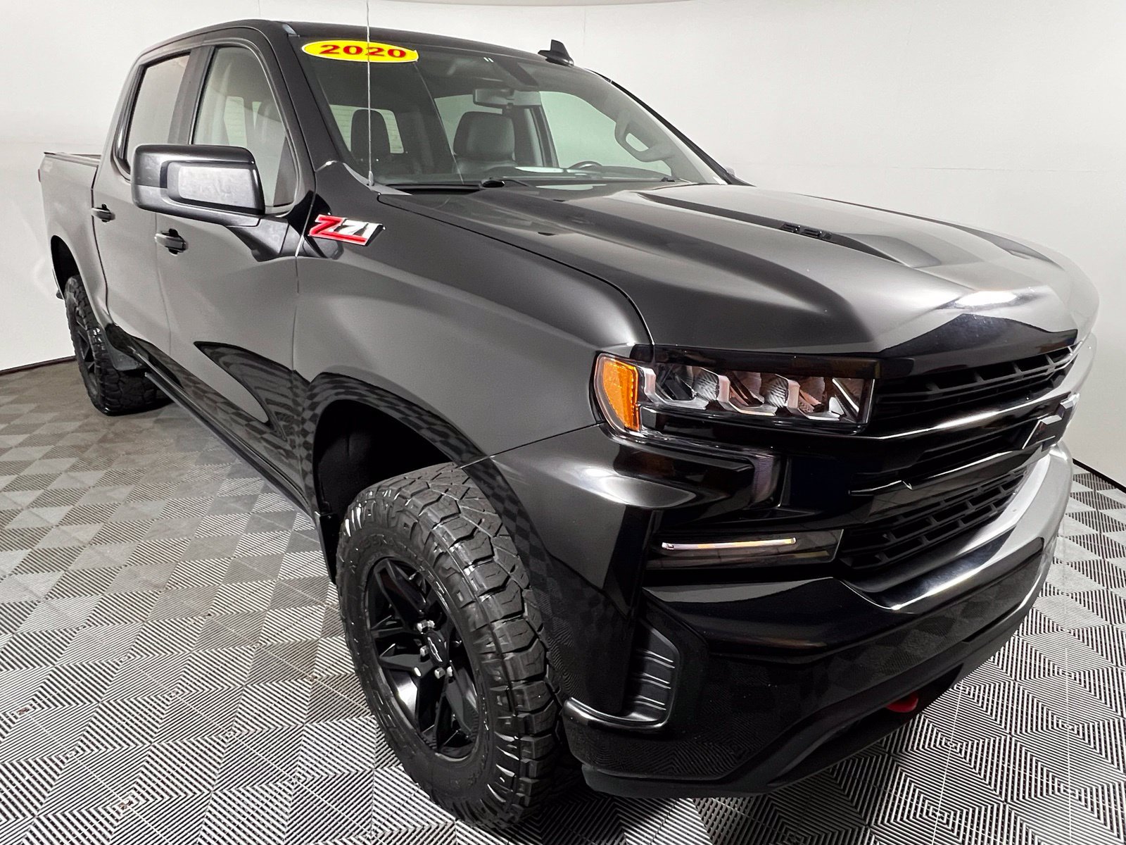 Used 2020 Chevrolet Silverado 1500 LT Trail Boss w/ Midnight Edition AWD/4WD image 3