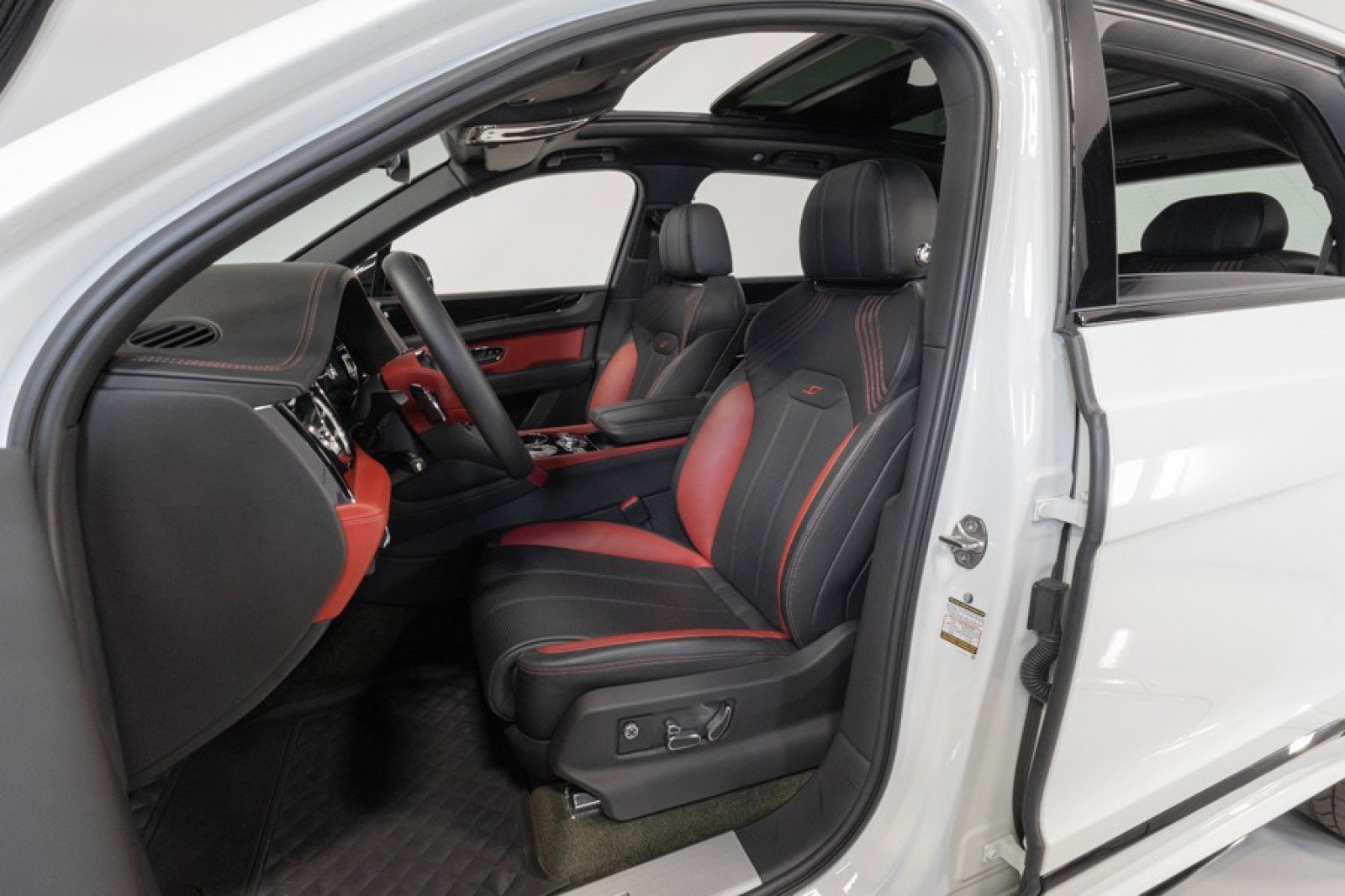 Used 2022 Bentley Bentayga AWD/4WD image 38