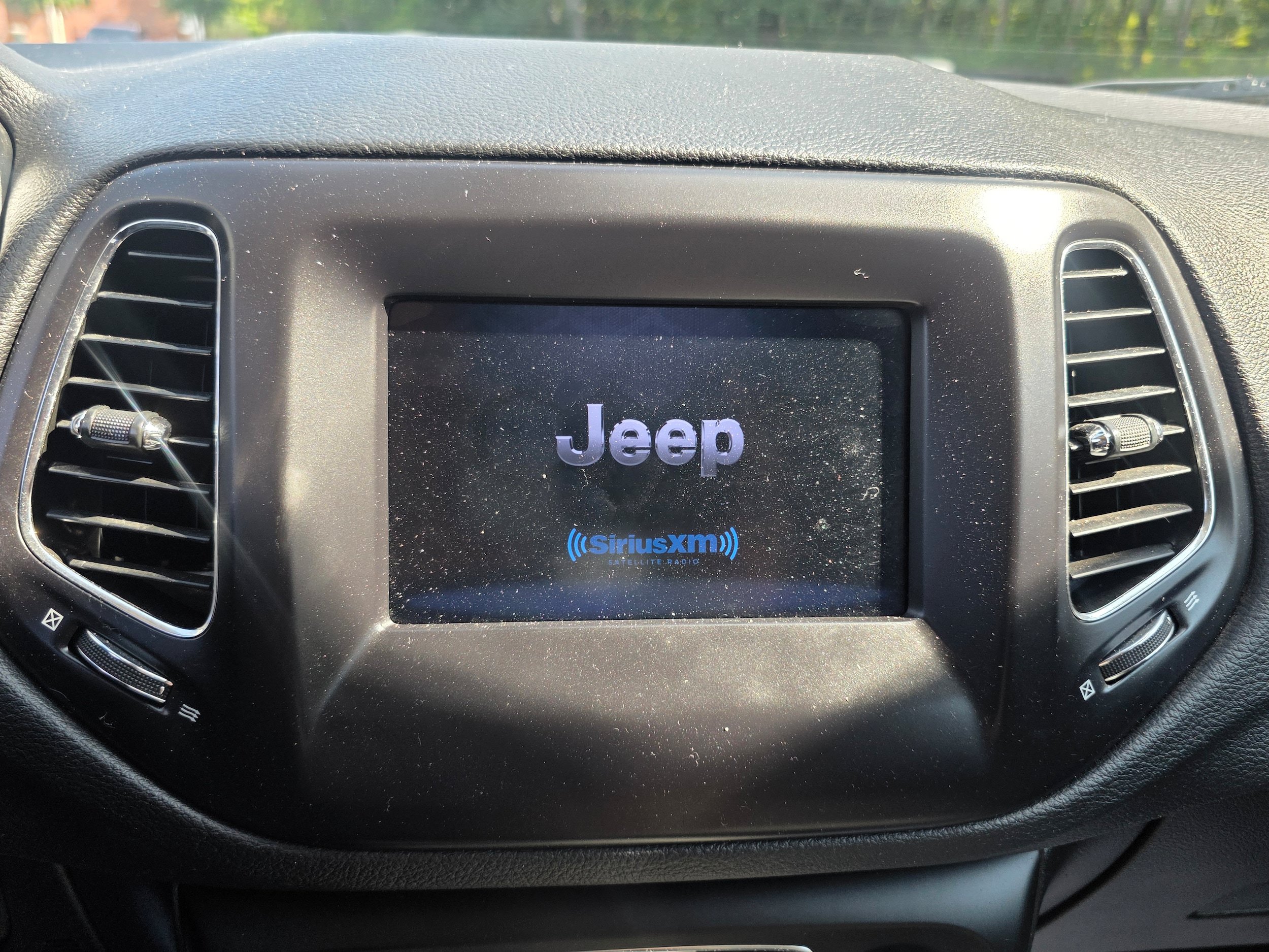 Used 2019 Jeep Compass Latitude FWD image 11