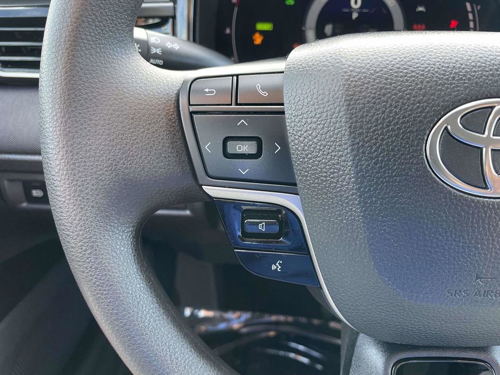 Used 2025 Toyota Camry LE w/ Convenience Package FWD image 32