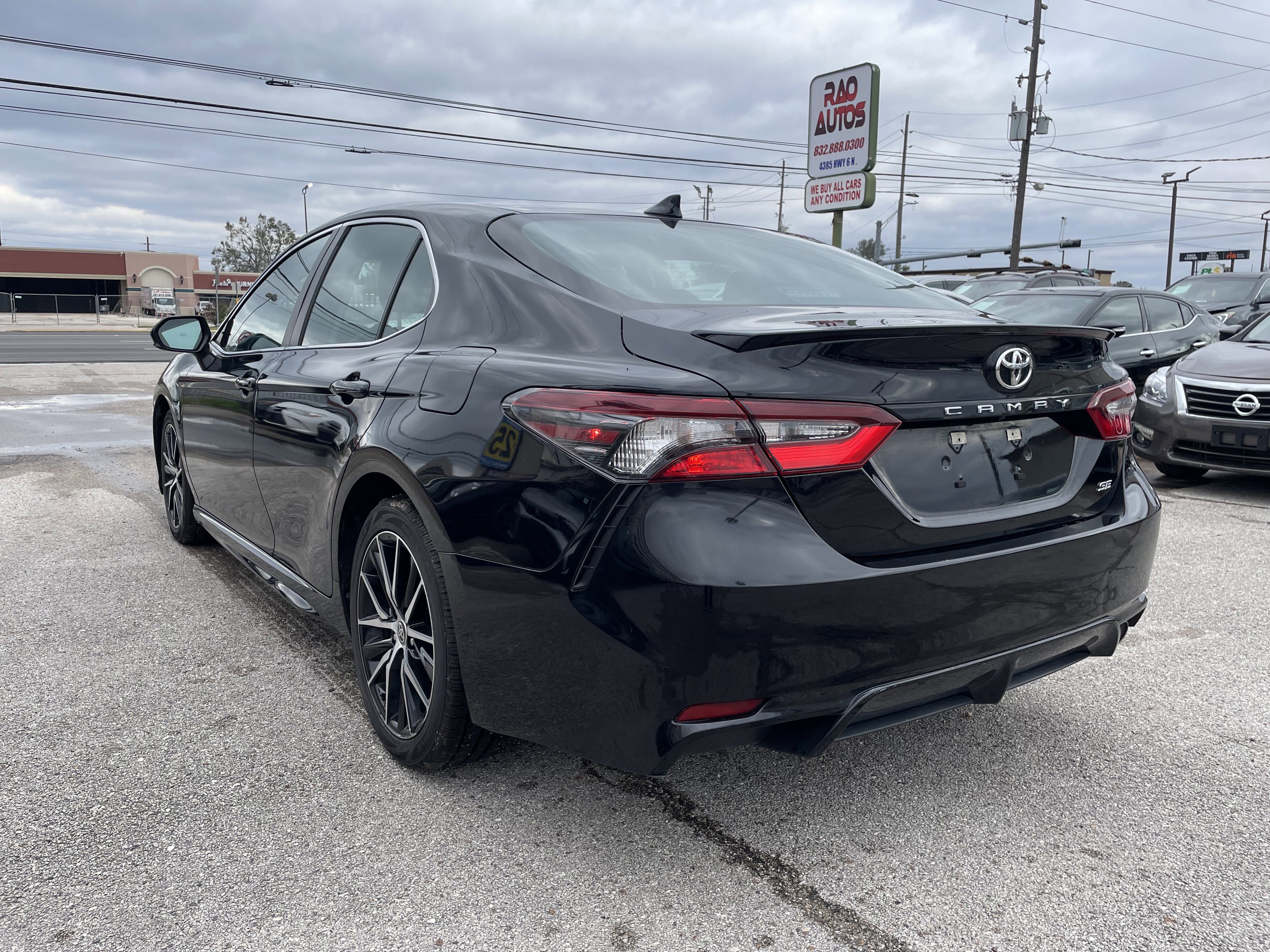 Used 2022 Toyota Camry SE image 3