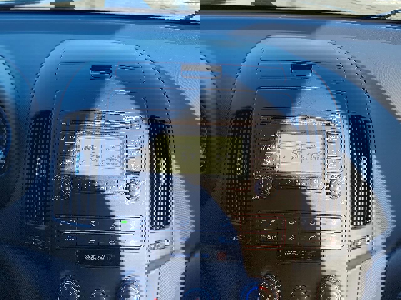 Used 2010 Hyundai Elantra GLS image 16