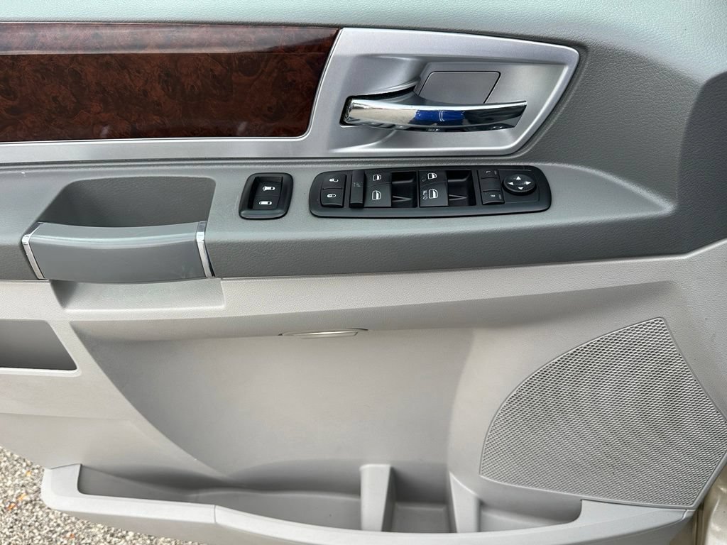 Used 2010 Chrysler Town & Country Touring FWD image 12